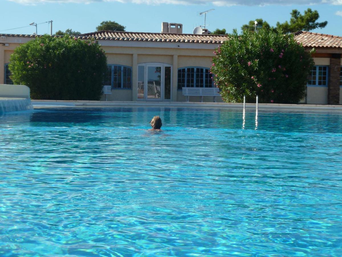 Charming Holiday On A Secured Private Domain With Large Swimming Pool Hébergement de vacances *