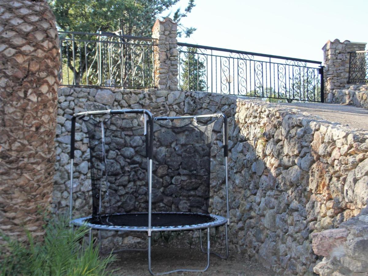 Hébergement de vacances Charming Holiday On A Secured Private Domain With Large Swimming Pool Fréjus