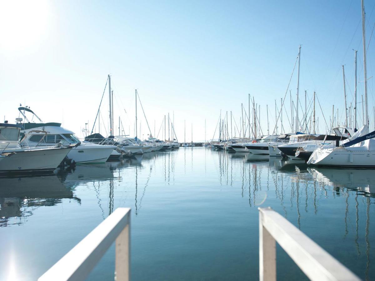 Charming On A Secured Private Domain With Large Swimming Pool Fréjus
