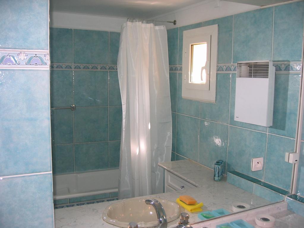 Hébergement de vacances Charming Holiday On A Secured Private Domain With Large Swimming Pool