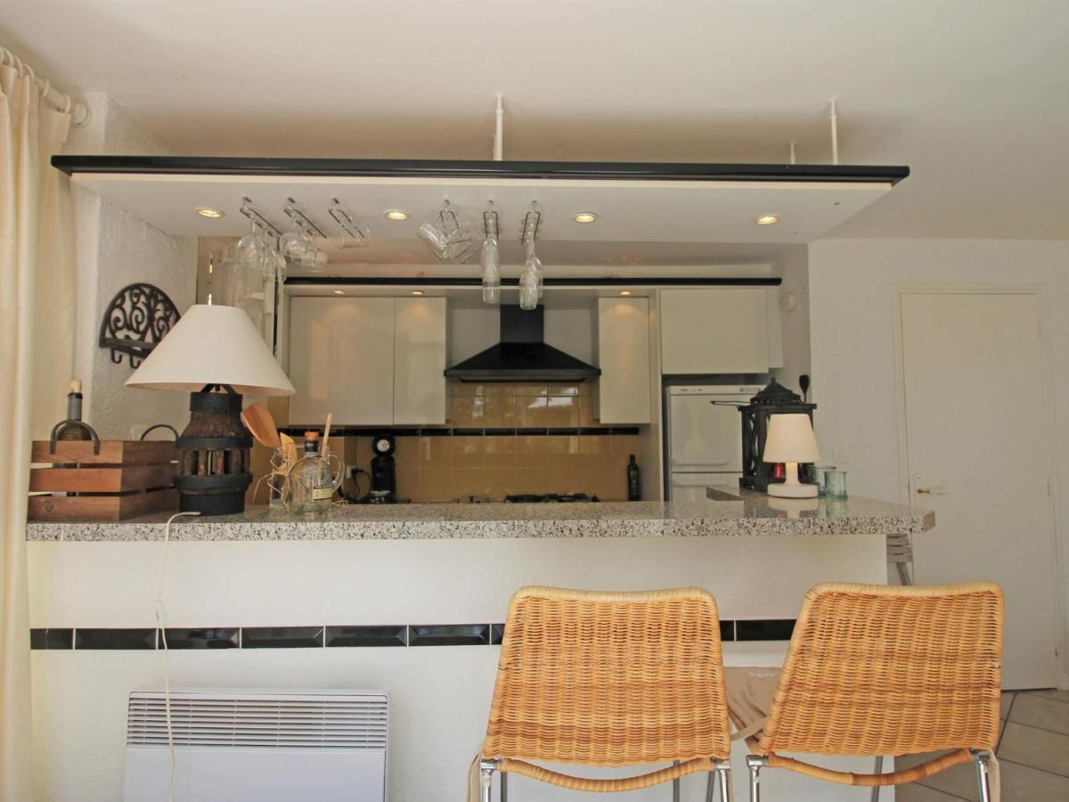 Charming Holiday On A Secured Private Domain With Large Swimming Pool Hébergement de vacances Fréjus